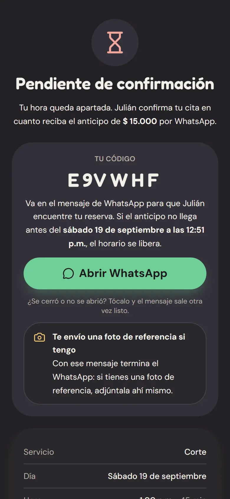 Pantalla de turno apartado de una barbería con código y botón para escribir por WhatsApp