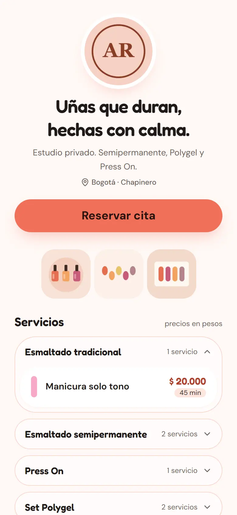 Página de reservas de un estudio de uñas con su logo, colores y servicios